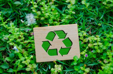 Geri Dönüşüm sembolünün üst görüntüsü. Geri dönüşüm sizin konseptinizle başlar