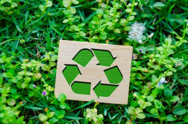 Geri dönüşüm sembolünü kapat. Geri dönüşüm sizin konseptinizle başlar