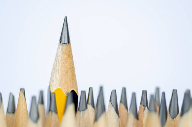 Cesaret ya da Liderlik 'i temsil eden kalemlerin kaleme bakışını kapat. Liderlik konsepti cesareti.