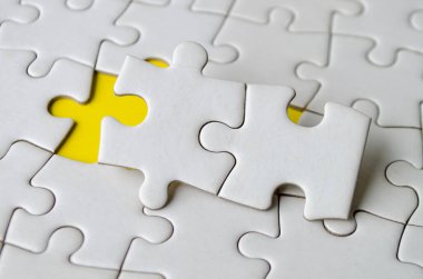 Yapboz parçalarının üst görünümü diğer yapbozdan kaldırıldı