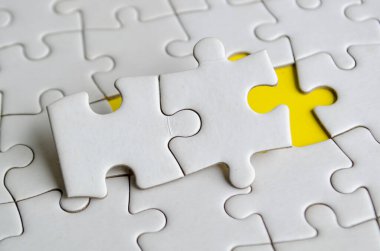 Yapboz parçaları diğer yapbozdan çıkarıldı. Yazı veya fikirler için yapboz üzerinde özelleştirilebilir boşluk. Boşluk konseptini kopyala.