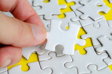 El mekanının kapatılması problem çözme becerisini temsil eden kayıp yapboz.