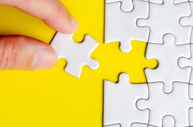 Mükemmel uyum içinde bir yapboz parçasını birleştirmek mantık berraklığını ve tasarım takım çalışmasını gösteriyor.