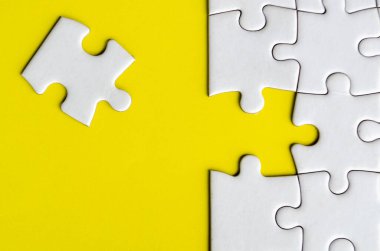 Kayıp beyaz yapbozu birleştirmek, sarı zemin üzerindeki ortaklığı ve birliği sembolize eder.