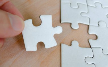 Konumundan yapboz parçalarını çıkaran el..