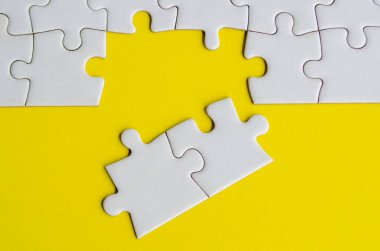 Çözümlerin birliğini ve maksatlı bağlantısını temsil eden bulmaca parçalarının basit ama güçlü bir görüntüsü.