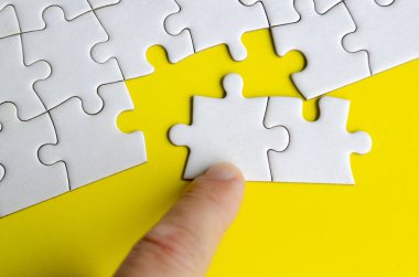 Yapboz parçalarını yerine oturtmak için elle itme.