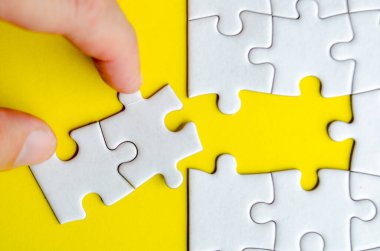 Elin yapbozu asıl konumuna bağlayan yapbozun üst görüntüsü. Çözüm veya takım çalışması kavramı.