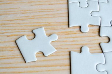 Tahta arkaplanda eksik yapbozun üst görünümü.