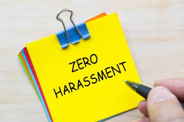Sarı yapışkan notlarla ilgili sıfır taciz metni suistimal ve görevi kötüye kullanma konusundaki hoşgörüsüzlük politikasını temsil ediyor.