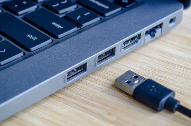 USB, kolaylık ve siber risk ticaretini sembolize eden yüksek hız portuna takıldı.
