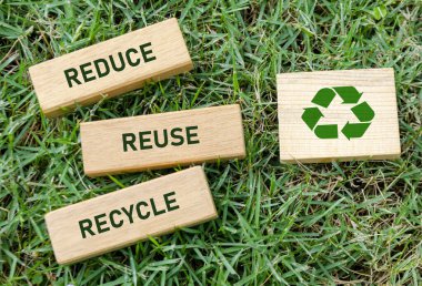 Geri dönüşüm simgesi ile ahşap bloklardaki Geri Dönüşüm metnini küçült, daha temiz bir gelecek için sürdürülebilir alışkanlıkları güçlendir. Yeşil yaşam tarzı konsepti.