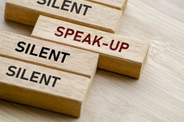 Sessizce, yüksek sesle ve tekrar sessiz mesaj bloklar üzerinde, seslendirme ve kritik anlarda geri çekilme arasındaki gerilimi göstermektedir.