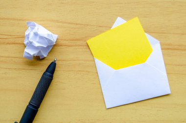 Mektup için özelleştirilebilir alanı olan buruşturulmuş kağıtlı not defteri. İstifa kavramı.