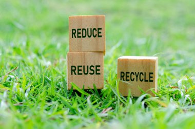 Tahta küplerin üzerinde REDUCE, REDUCE ve RECYCLE etiketleri var. Sürdürülebilirlik teşvik ediliyor.