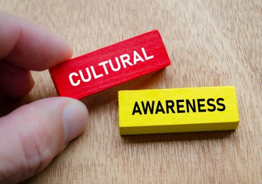 Kültürel farkındalık, elinde kırmızı ve sarı tahta bloklar tutarak gösteriliyor. Çeşitlilik ve kapsama kavramı.