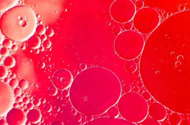 Sudaki yağı kapat, ince bir kırmızı arkaplanı yansıt.