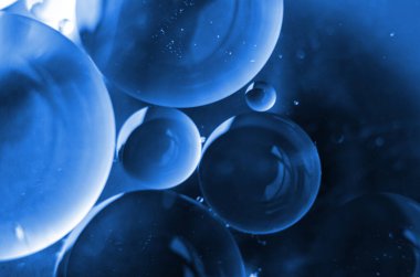 Suda dönen petrolün yakın plan görüntüsü. Element konsepti.