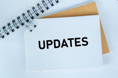 Güncellemelerin beyaz not defterindeki üst görünümü. İş güncelleme kavramı.