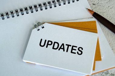 Güncellemelerin beyaz not defterindeki üst görünümü. İş güncelleme kavramı