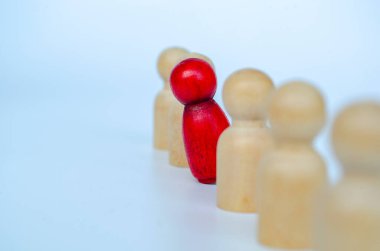 Kırmızı bir figür bir şey söylemeye çalışıyor. Cesareti temsil ediyor..