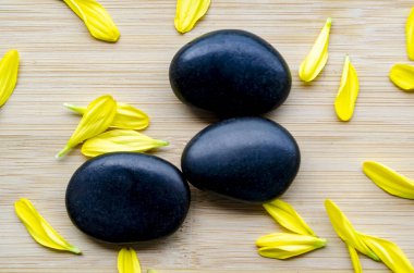 Tahtaya saçılmış sarı yapraklı Zen taşları kişiselleştirilebilir metin alanı ile sakin bir atmosferi çağrıştırıyor.