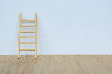 Tahta merdiven beyaz bir kapağa karşı dimdik duruyor. Yazı ve fikirler için özelleştirilebilir alanı var. Boşluk konseptini kopyala