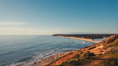 Günbatımında insanlarla dolu Güney Liman Sahil Kıyısı, Fleurieu Yarımadası, Güney Avustralya