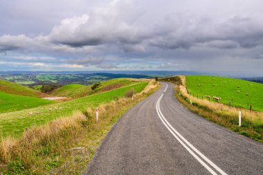 Kış mevsiminde Adelaide Hills çiftliklerinde dolambaçlı yol, Güney Avustralya