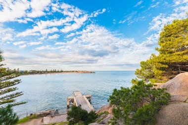 Port Elliot Jetty Güney Avustralya 'daki Horseshoe Körfezi' ne doğru bir gün izledi.