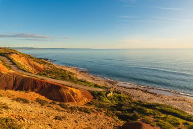 Günbatımında Güney Liman plaj yolu boş, Güney Avustralya