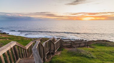 Günbatımında Hallett Koyu sahil yolu Güney Avustralya 'da gözcülük yapıyor.