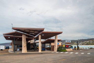 Penneshaw, Kanguru Adası, Güney Avustralya - 17 Ocak 2019: SeaLink Ferry Terminali ana girişi yaz mevsimi boyunca otoparktan izlendi