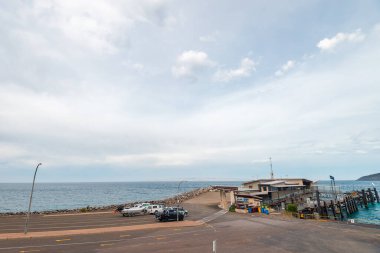 Penneshaw, Kanguru Adası, Güney Avustralya - 17 Ocak 2019: SeaLink Ferry Terminali ana girişi yaz mevsimi boyunca otoparktan izlendi