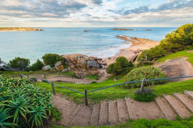 Port Elliot plajı, kış mevsiminde aydınlık bir günde, Fleurieu Yarımadası, Güney Avustralya