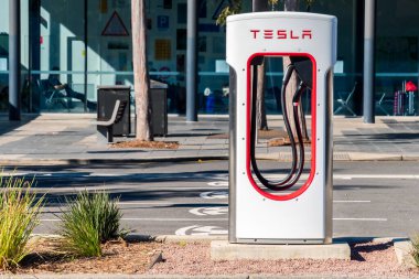 Adelaide CBD, Avustralya - 23 Ağustos 2019: Franklin Caddesi 'ndeki Adelaide City merkezinde ücretsiz Tesla EV Super Charger araba şarj istasyonu