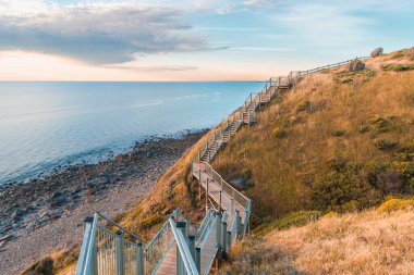 Marion 'dan Hallett Cove Coastal Walking Trail' e gün batımında deniz manzaralı, Güney Avustralya