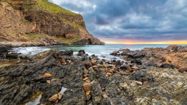 Günbatımında Iconic İkinci Vadi kıyı manzarası, Fleurieu Yarımadası, Güney Avustralya