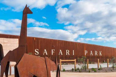 Adelaide, Güney Avustralya - 8 Mayıs 2022: Monarto Safari Parkı 'nın yeni girişi bir günde otopark tarafından izlenen metal heykeller