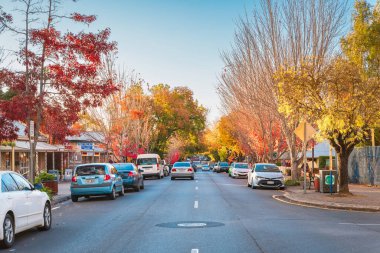 Adelaide Hills, Güney Avustralya - 24 Nisan 2021: Hahndorf Main caddesi manzarası ve sonbahar sezonu boyunca gün batımında kafeler boyunca park edilmiş arabalar