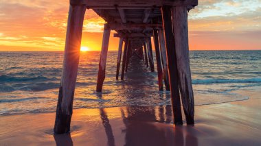 Güney Avustralya 'daki Port Noarlunga rıhtımının altından harika bir gün batımı izlendi.