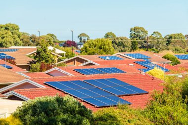 Ev çatıları güneş panelleriyle kaplı Adelaide banliyösü, Güney Avustralya