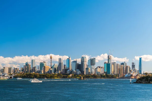澳大利亚悉尼 2022年4月17日 阳光灿烂的悉尼市天际线从塔龙加动物园码头横贯悉尼港口的壮丽的现代全景 — 图库照片