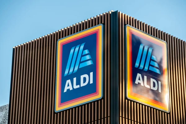 澳大利亚阿德莱德 2019年8月23日 阿尔迪超级市场的外部视图 其标志安装在大楼正面一天 图库图片