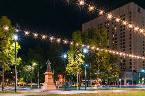 南澳大利亚阿德莱德 2022年1月2日 维多利亚广场 维多利亚女王纪念碑在夜间照亮阿德莱德Cbd朝向威廉国王街 — 图库照片
