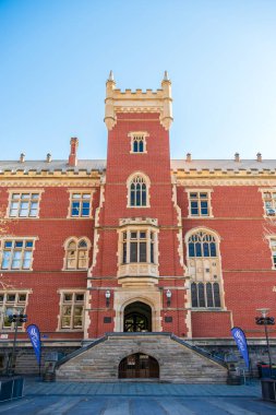 Adelaide, Güney Avustralya - 2 Eylül 2019: Güney Avustralya Üniversitesi 'nin doğu kampüsünde logo ve Brookman Binası parlak güneşli bir günde geride kaldı