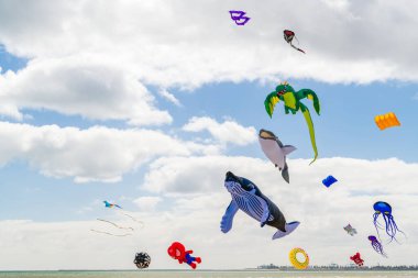 Adelaide, Avustralya - 8 Nisan 2023: Semaphore Sahili 'nde Adelaide Uluslararası Uçurtma Festivali' nin ilk günü. AIKF, yerel Avustralya ve uluslararası uçurtma pilotlarının yer aldığı ücretsiz bir etkinliktir..