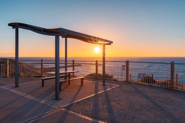 夕日のビーチで屋外ピクニックテーブル オサリヴァンビーチ 南オーストラリア州 — ストック写真