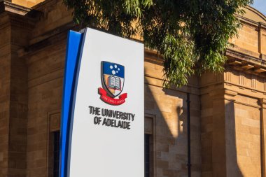 Adelaide, Güney Avustralya - 2 Eylül 2019: Adelaide Üniversitesi Açık güneşli bir günde şehir kampüsünde logolu standı