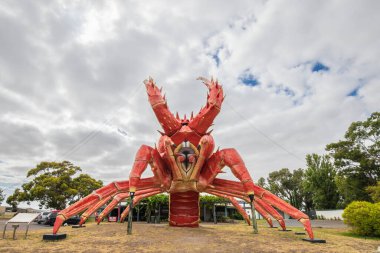 Kingston SE, Güney Avustralya - 19 Ocak 2023: Dev Istakoz Restoranı, Gambier Dağı 'na giden 17 metre yüksekliğindeki bir kireçtaşı turistik merkezidir..